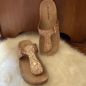 🆕 Rose gold sequin T-strap slipper in size 7.5